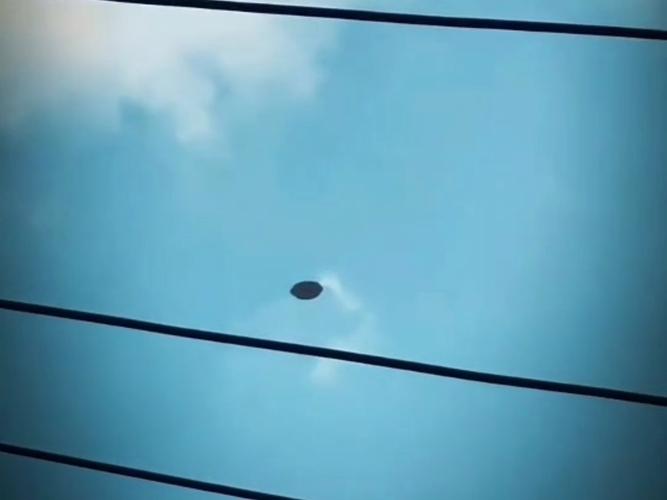 巨型UFO悬浮视频
